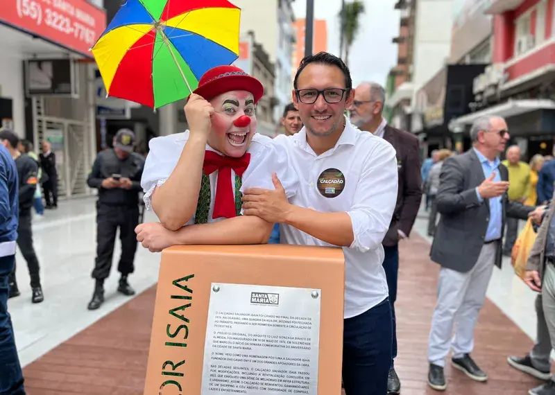 Feira cultural em Santa Maria com artesãos e famílias.