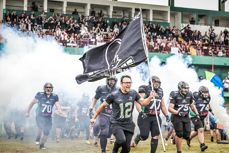 Givago orientando jovens em atividade esportiva escolar.