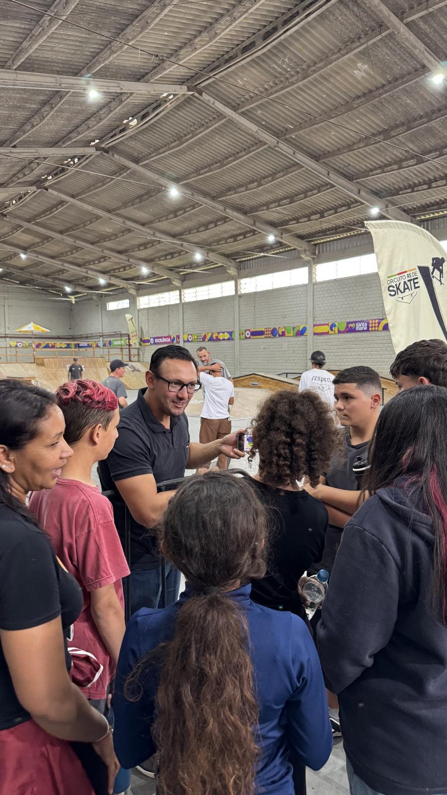 Vereador Givago Ribeiro conversa com estudantes na pista coberta do CDM durante o Circuito RS de Skate, em Santa Maria, em 22 de outubro de 2026